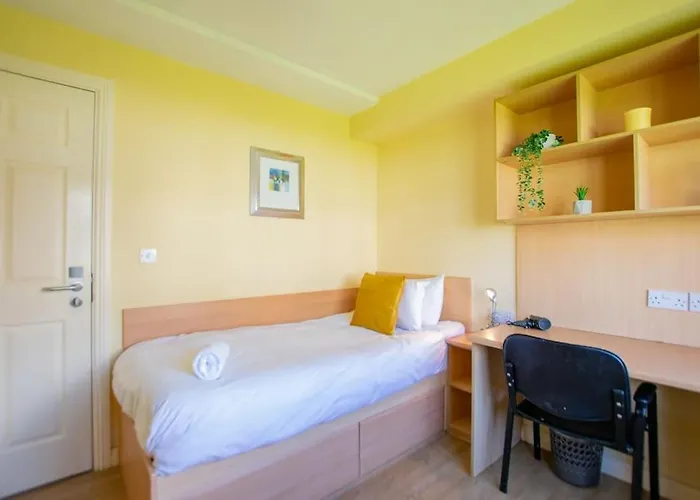 83 - Superb Townhouse By Shortstays