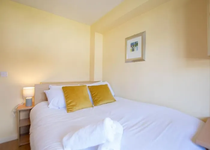 83 - Superb Townhouse By Shortstays