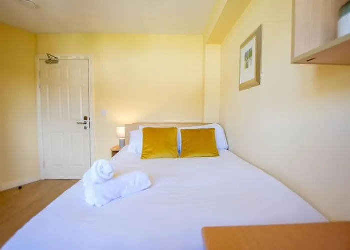 83 - Superb Townhouse By Shortstays